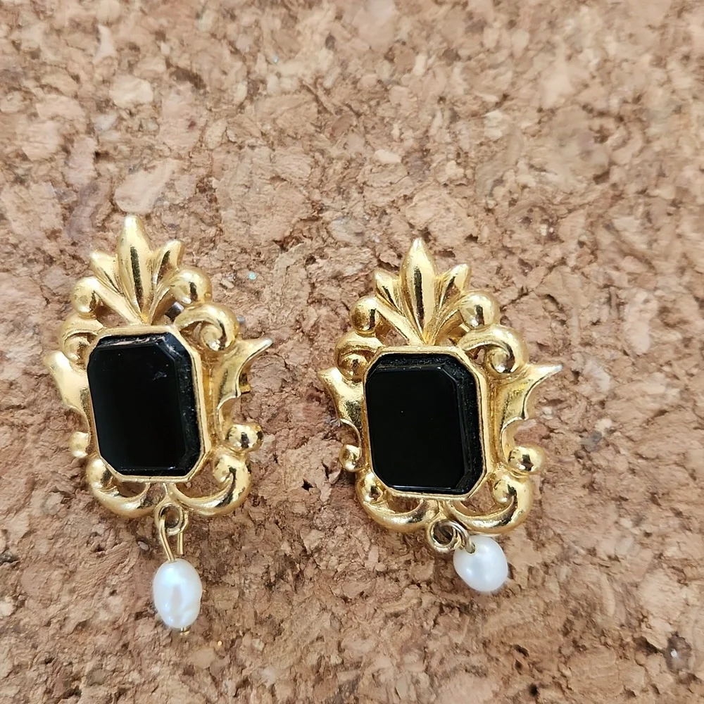 Vintage Avon Victorian Revival Brooch And Pierced Earring Set - Picture 3 of 7